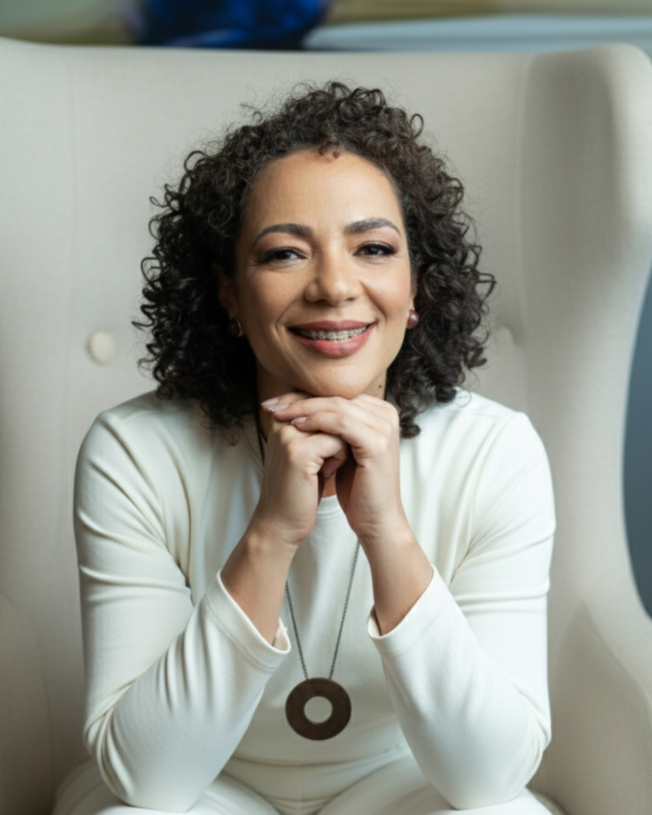 Dra. Ana Paula Teixeira em ambiente de estúdio